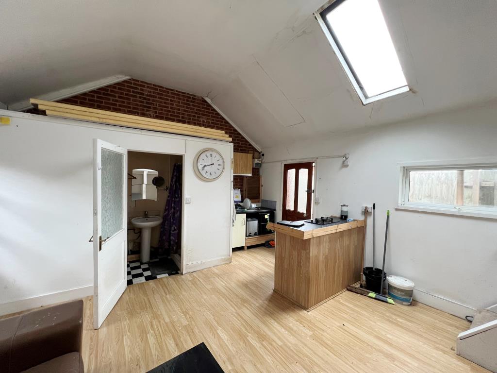 Lot: 44 - FREEHOLD STUDIO FLAT FOR INVESTMENT -